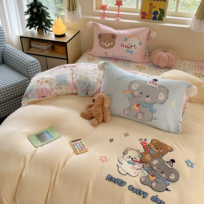 91家纺网 家纺一手货源 找家纺 眠屿家纺 2025新款加厚牛奶绒毛巾绣四件套-绒球款 聚会动物