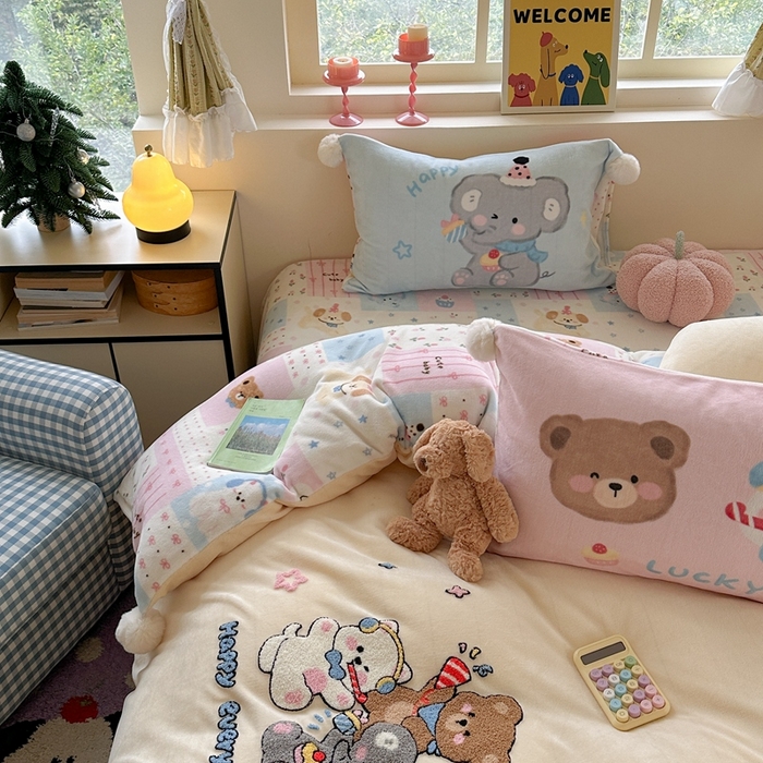 91家纺网 家纺一手货源 找家纺 眠屿家纺 2025新款加厚牛奶绒毛巾绣四件套-绒球款 聚会动物