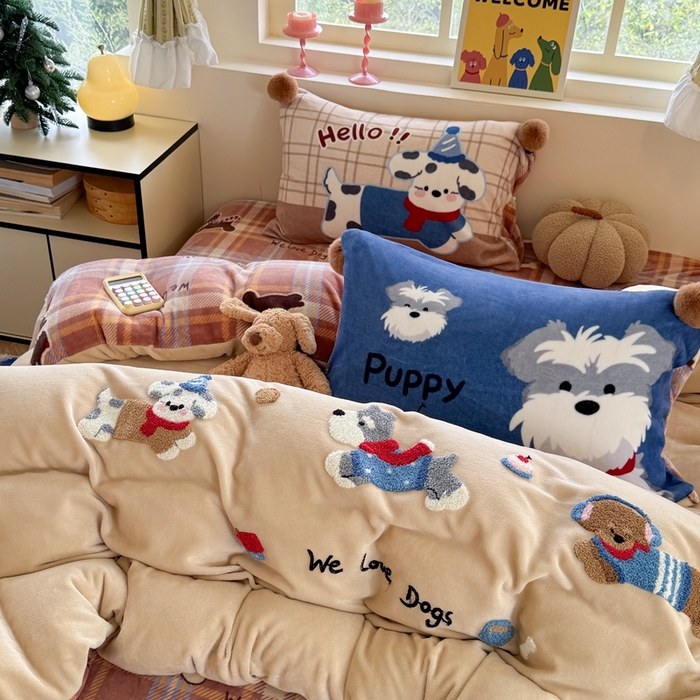 91家纺网 家纺一手货源 找家纺 眠屿家纺 2025新款加厚牛奶绒毛巾绣四件套-绒球款 飞奔小狗