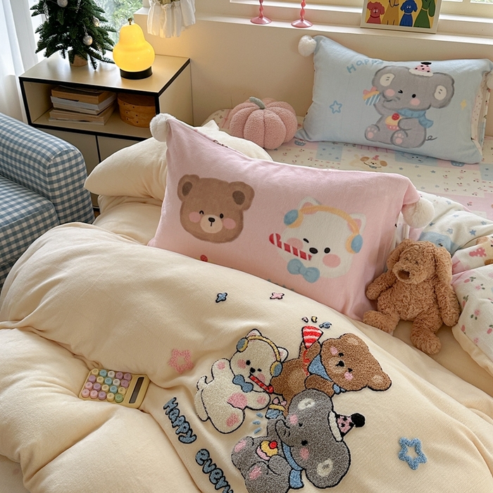 91家纺网 家纺一手货源 找家纺 眠屿家纺 2025新款加厚牛奶绒毛巾绣四件套-绒球款 聚会动物