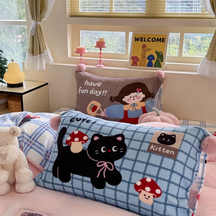 91家纺网 家纺一手货源 找家纺 眠屿家纺 2025新款加厚牛奶绒毛巾绣四件套-绒球款 黑猫蘑菇