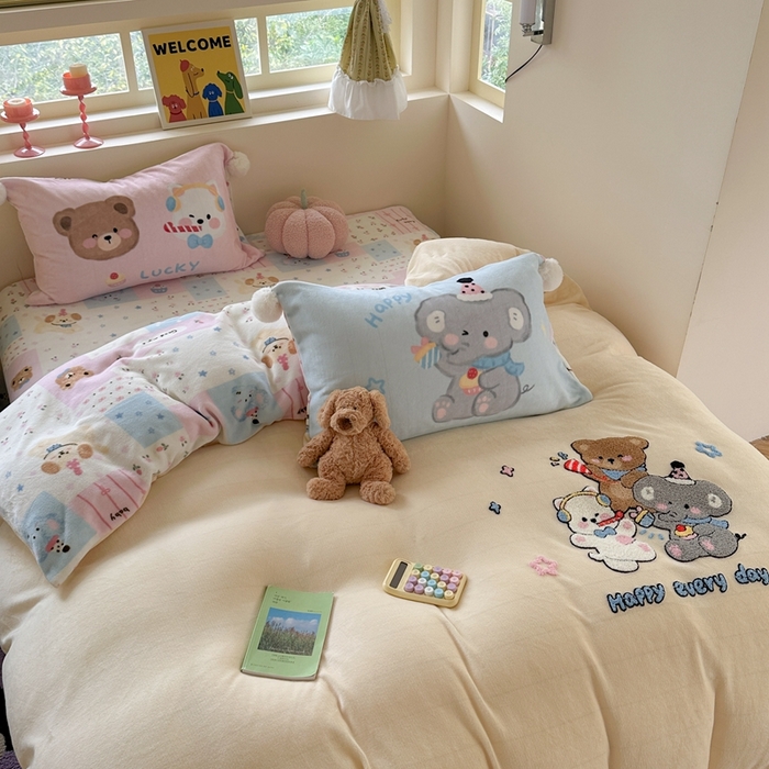 91家纺网 家纺一手货源 找家纺 眠屿家纺 2025新款加厚牛奶绒毛巾绣四件套-绒球款 聚会动物