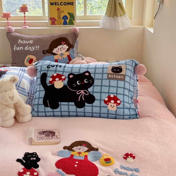 91家纺网 家纺一手货源 找家纺 眠屿家纺 2025新款加厚牛奶绒毛巾绣四件套-绒球款 黑猫蘑菇