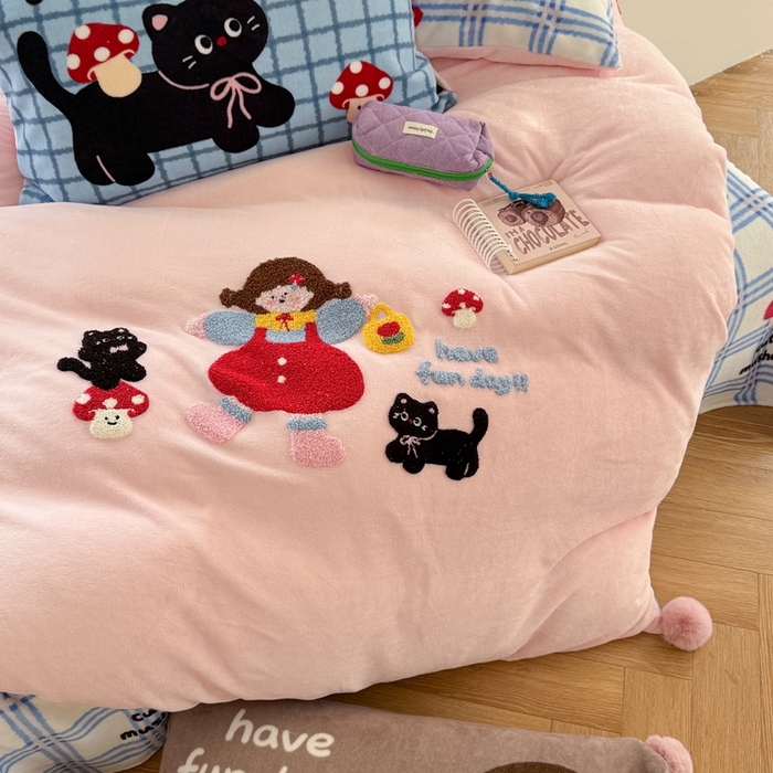 91家纺网 家纺一手货源 找家纺 眠屿家纺 2025新款加厚牛奶绒毛巾绣四件套-绒球款 黑猫蘑菇