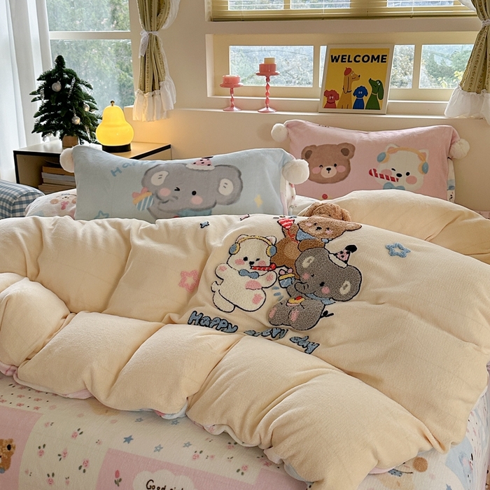 91家纺网 家纺一手货源 找家纺 眠屿家纺 2025新款加厚牛奶绒毛巾绣四件套-绒球款 聚会动物