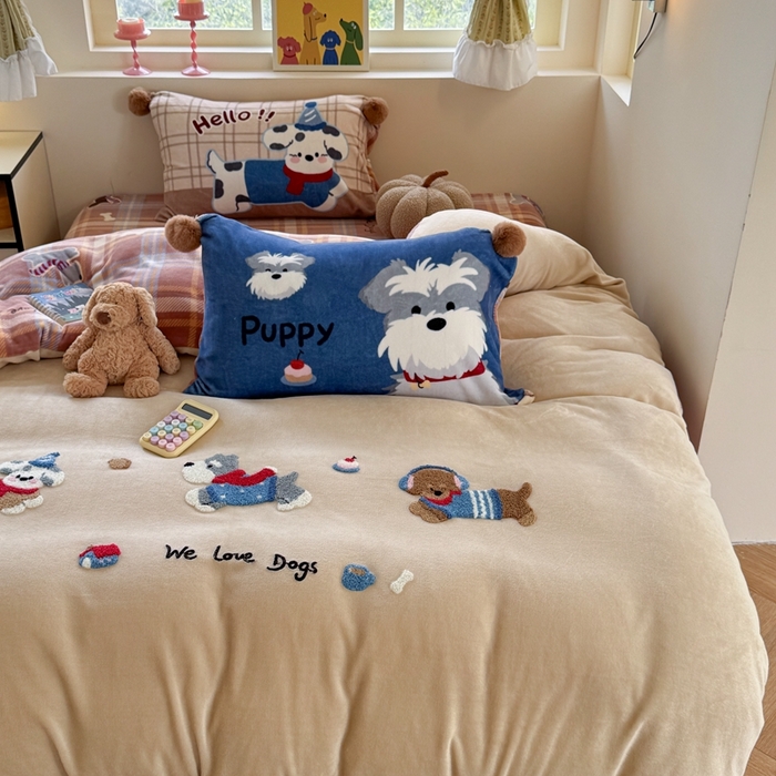 91家纺网 家纺一手货源 找家纺 眠屿家纺 2025新款加厚牛奶绒毛巾绣四件套-绒球款 飞奔小狗