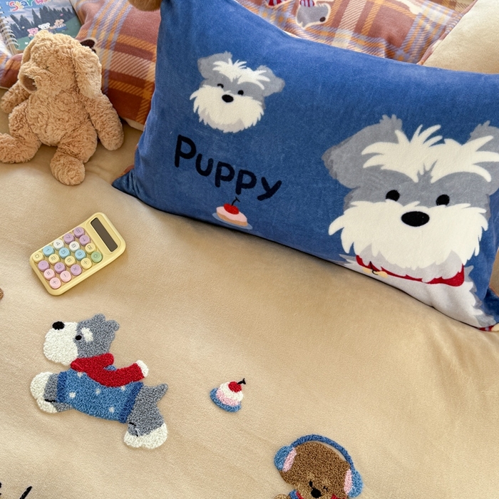 91家纺网 家纺一手货源 找家纺 眠屿家纺 2025新款加厚牛奶绒毛巾绣四件套-绒球款 飞奔小狗