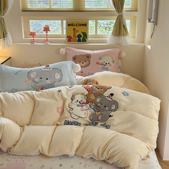 91家纺网 家纺一手货源 找家纺 眠屿家纺 2025新款加厚牛奶绒毛巾绣四件套-绒球款 聚会动物