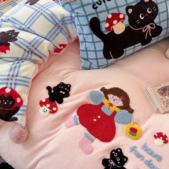 91家纺网 家纺一手货源 找家纺 眠屿家纺 2025新款加厚牛奶绒毛巾绣四件套-绒球款 黑猫蘑菇