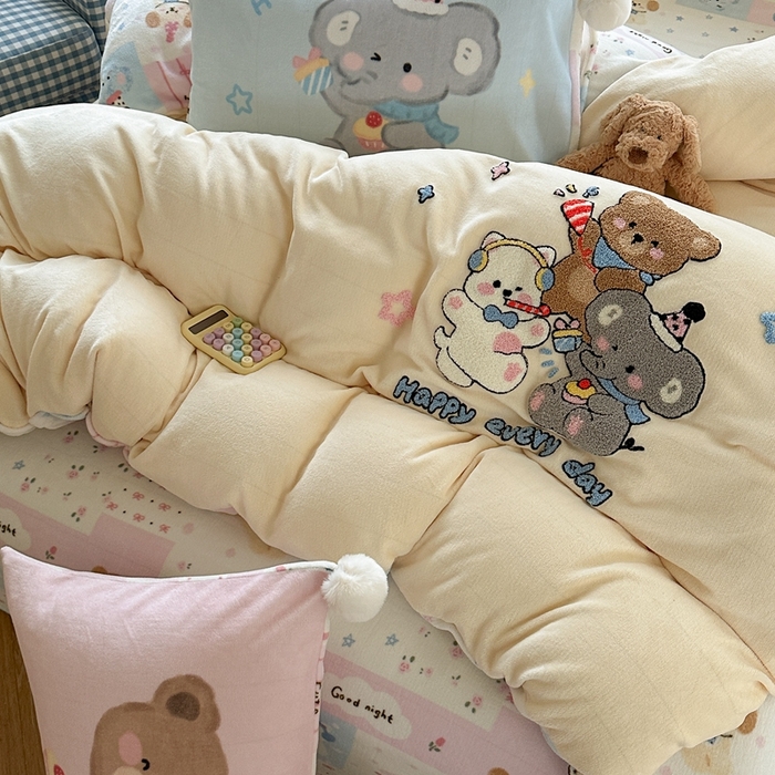 91家纺网 家纺一手货源 找家纺 眠屿家纺 2025新款加厚牛奶绒毛巾绣四件套-绒球款 聚会动物