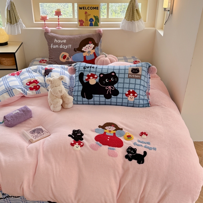 91家纺网 家纺一手货源 找家纺 眠屿家纺 2025新款加厚牛奶绒毛巾绣四件套-绒球款 黑猫蘑菇