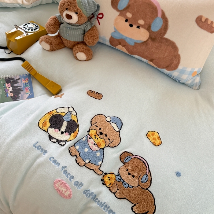 91家纺网 家纺一手货源 找家纺 眠屿家纺 2025新款加厚牛奶绒毛巾绣四件套-绒球款 芝士汪汪队