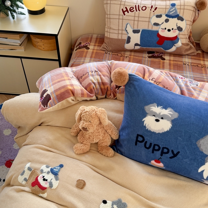 91家纺网 家纺一手货源 找家纺 眠屿家纺 2025新款加厚牛奶绒毛巾绣四件套-绒球款 飞奔小狗