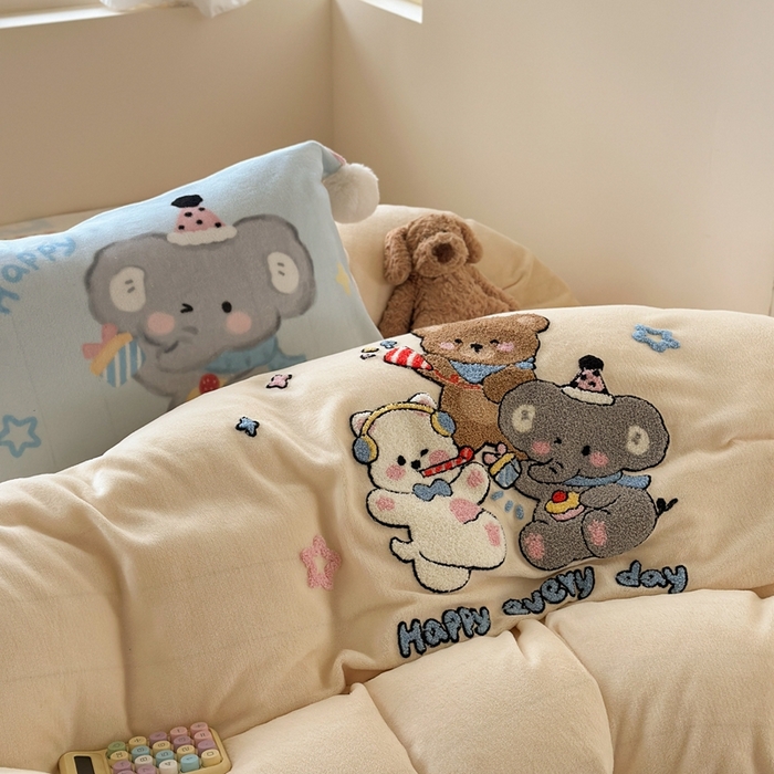 91家纺网 家纺一手货源 找家纺 眠屿家纺 2025新款加厚牛奶绒毛巾绣四件套-绒球款 聚会动物