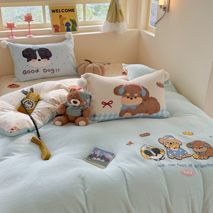 91家纺网 家纺一手货源 找家纺 眠屿家纺 2025新款加厚牛奶绒毛巾绣四件套-绒球款 芝士汪汪队