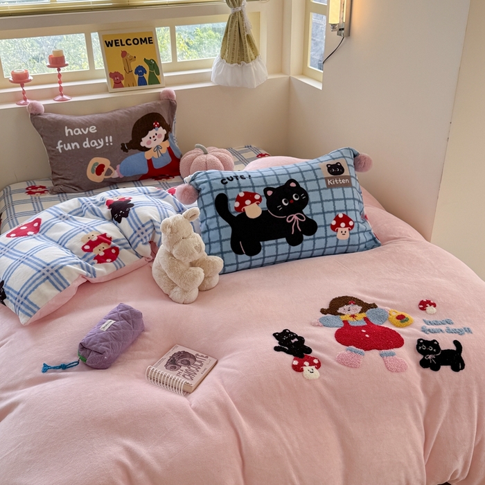 91家纺网 家纺一手货源 找家纺 眠屿家纺 2025新款加厚牛奶绒毛巾绣四件套-绒球款 黑猫蘑菇