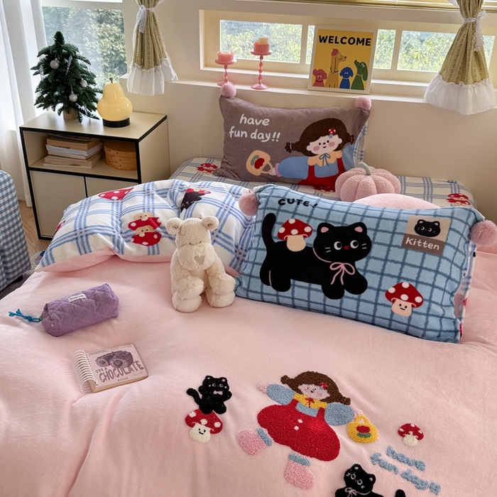 91家纺网 家纺一手货源 找家纺 眠屿家纺 2025新款加厚牛奶绒毛巾绣四件套-绒球款 黑猫蘑菇