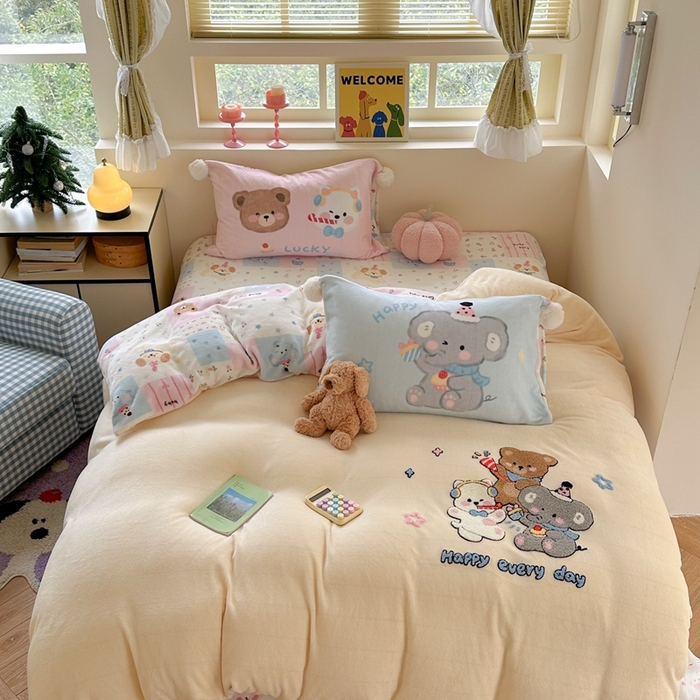 眠屿家纺 2025新款加厚牛奶绒毛巾绣四件套-绒球款 聚会动物