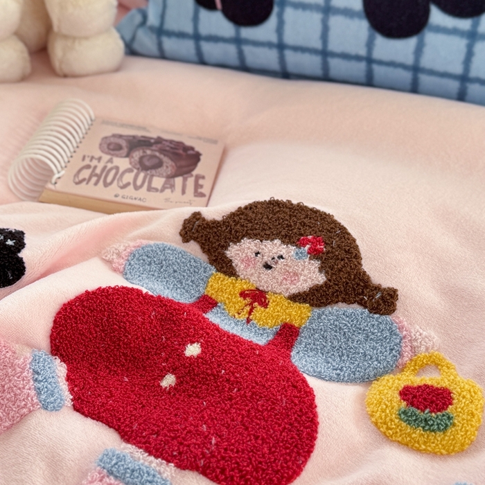 91家纺网 家纺一手货源 找家纺 眠屿家纺 2025新款加厚牛奶绒毛巾绣四件套-绒球款 黑猫蘑菇