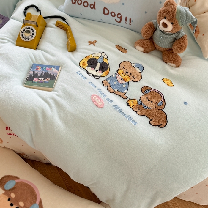 91家纺网 家纺一手货源 找家纺 眠屿家纺 2025新款加厚牛奶绒毛巾绣四件套-绒球款 芝士汪汪队