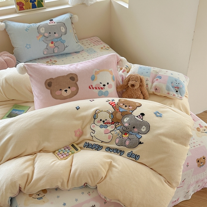 91家纺网 家纺一手货源 找家纺 眠屿家纺 2025新款加厚牛奶绒毛巾绣四件套-绒球款 聚会动物