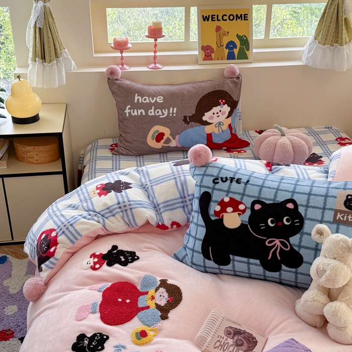 91家纺网 家纺一手货源 找家纺 眠屿家纺 2025新款加厚牛奶绒毛巾绣四件套-绒球款 黑猫蘑菇