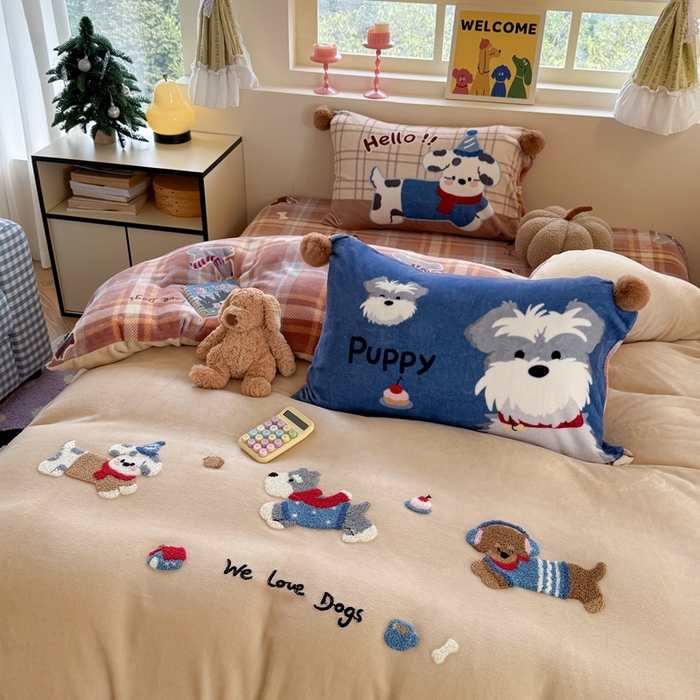 91家纺网 家纺一手货源 找家纺 眠屿家纺 2025新款加厚牛奶绒毛巾绣四件套-绒球款 飞奔小狗