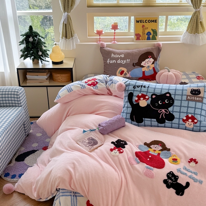 91家纺网 家纺一手货源 找家纺 眠屿家纺 2025新款加厚牛奶绒毛巾绣四件套-绒球款 黑猫蘑菇