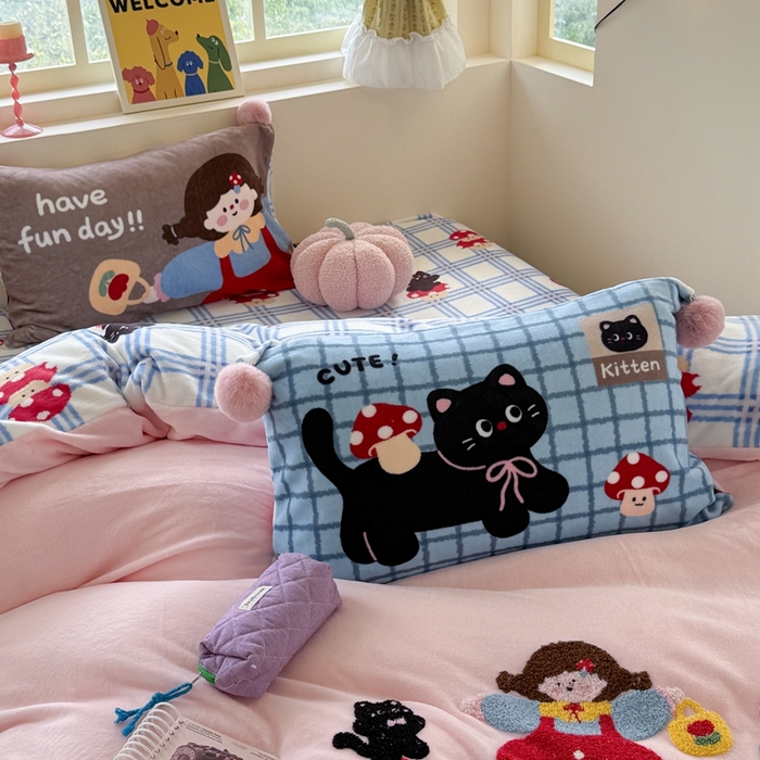 91家纺网 家纺一手货源 找家纺 眠屿家纺 2025新款加厚牛奶绒毛巾绣四件套-绒球款 黑猫蘑菇