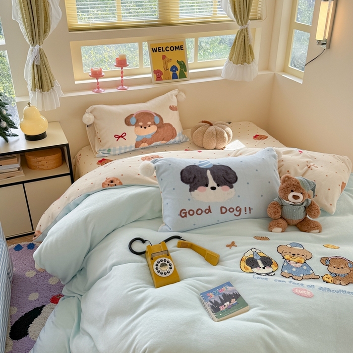 91家纺网 家纺一手货源 找家纺 眠屿家纺 2025新款加厚牛奶绒毛巾绣四件套-绒球款 芝士汪汪队