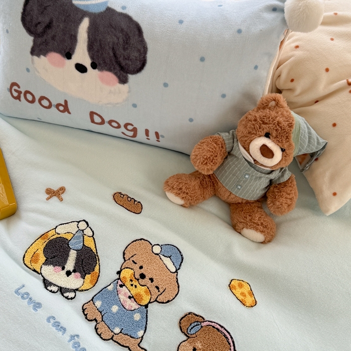 91家纺网 家纺一手货源 找家纺 眠屿家纺 2025新款加厚牛奶绒毛巾绣四件套-绒球款 芝士汪汪队