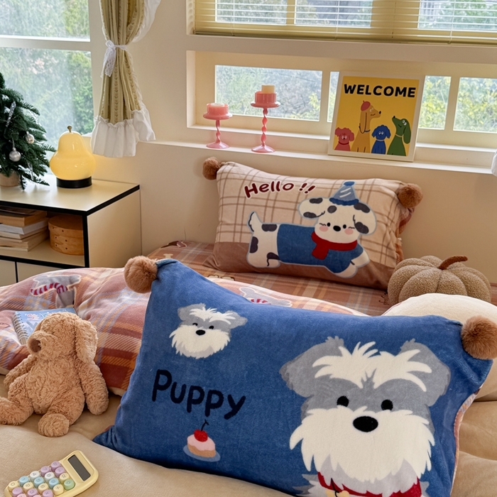 91家纺网 家纺一手货源 找家纺 眠屿家纺 2025新款加厚牛奶绒毛巾绣四件套-绒球款 飞奔小狗