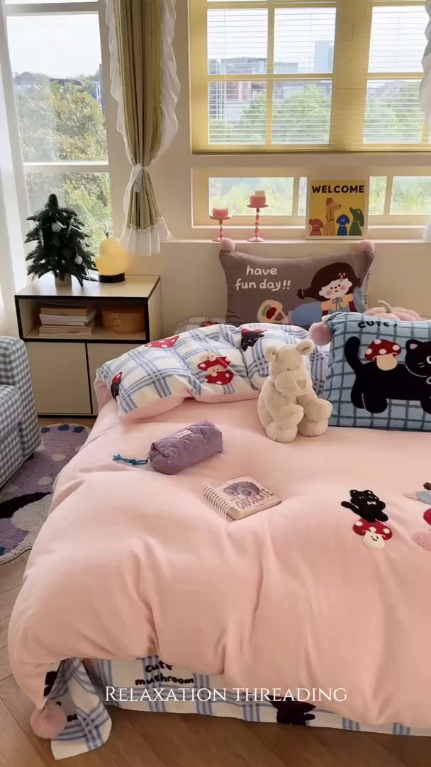 91家纺网 家纺一手货源 找家纺 眠屿家纺 2025新款加厚牛奶绒毛巾绣四件套-绒球款 黑猫蘑菇