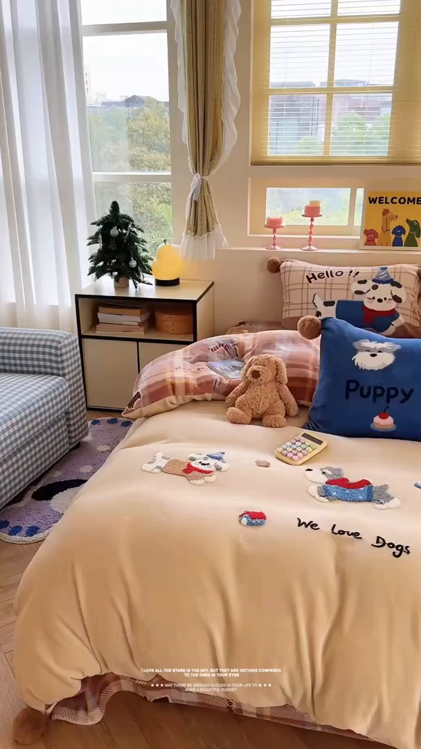 91家纺网 家纺一手货源 找家纺 眠屿家纺 2025新款加厚牛奶绒毛巾绣四件套-绒球款 飞奔小狗