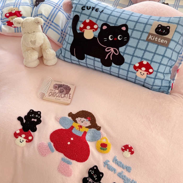 91家纺网 家纺一手货源 找家纺 眠屿家纺 2025新款加厚牛奶绒毛巾绣四件套-绒球款 黑猫蘑菇