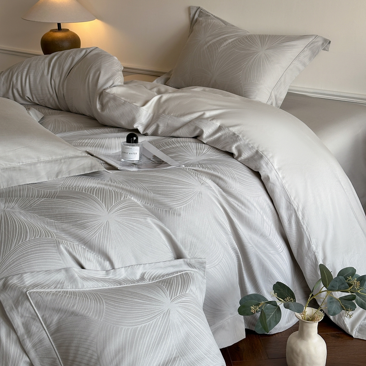 91家纺网 家纺一手货源 找家纺 禾时 2025新款全棉厚织浮雕提花埋绳工艺款四件套 烟火星辰（浅灰）