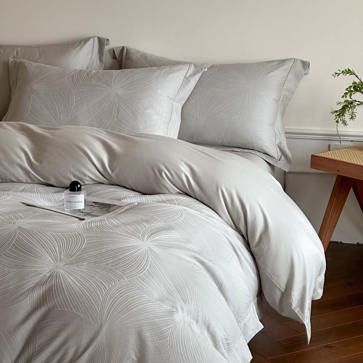 91家纺网 家纺一手货源 找家纺 禾时 2025新款全棉厚织浮雕提花埋绳工艺款四件套 烟火星辰（浅灰）