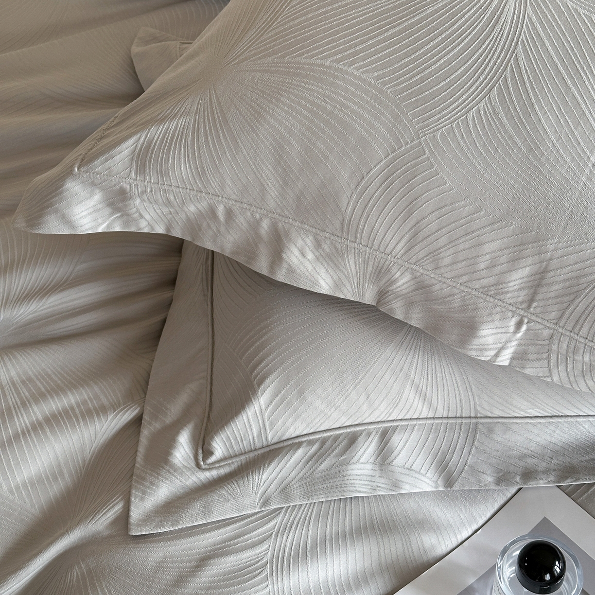 91家纺网 家纺一手货源 找家纺 禾时 2025新款全棉厚织浮雕提花埋绳工艺款四件套 烟火星辰（浅灰）