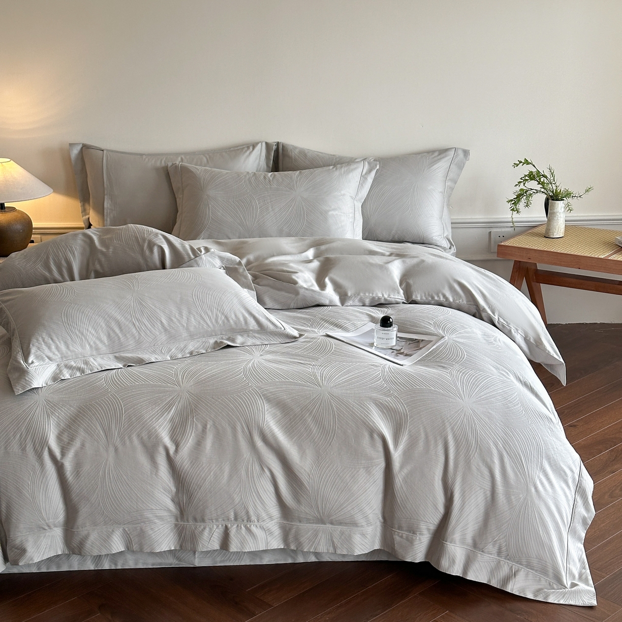 91家纺网 家纺一手货源 找家纺 禾时 2025新款全棉厚织浮雕提花埋绳工艺款四件套 烟火星辰（浅灰）