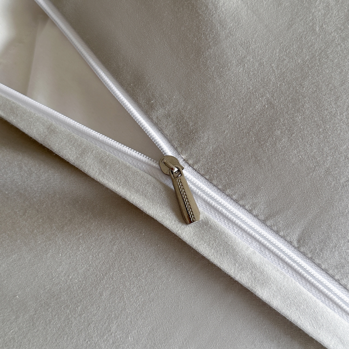 91家纺网 家纺一手货源 找家纺 禾时 2025新款全棉厚织浮雕提花埋绳工艺款四件套 烟火星辰（浅灰）