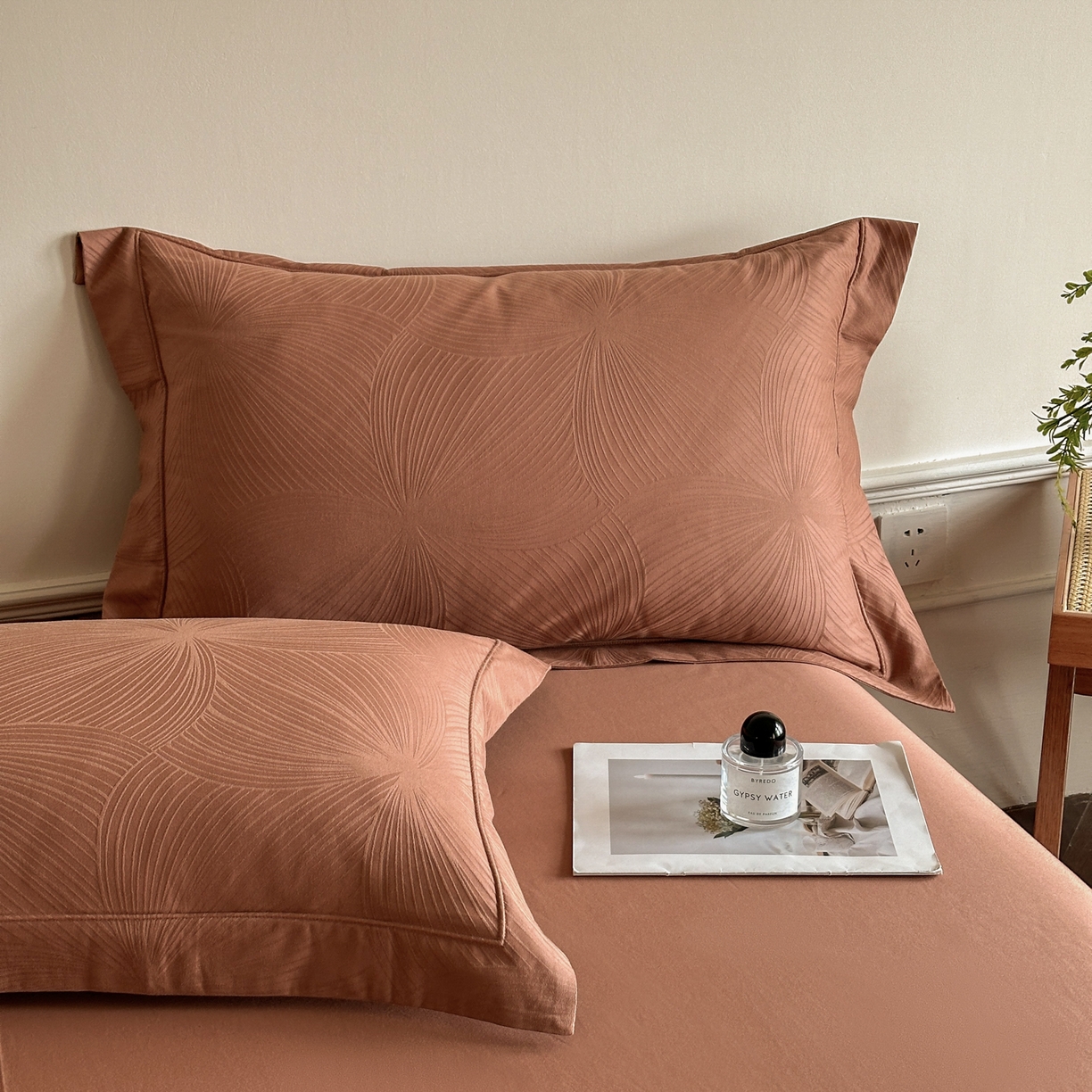 91家纺网 家纺一手货源 找家纺 禾时 2025新款全棉厚织浮雕提花埋绳工艺款四件套 烟火星辰（咖）