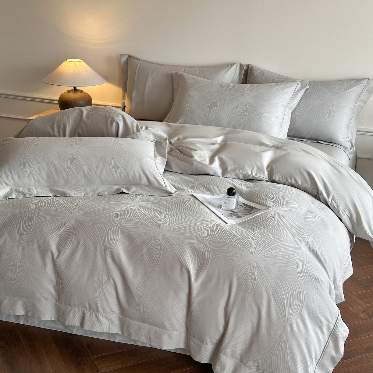 91家纺网 家纺一手货源 找家纺 禾时 2025新款全棉厚织浮雕提花埋绳工艺款四件套 烟火星辰（浅灰）