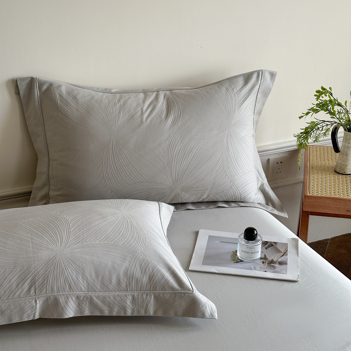 91家纺网 家纺一手货源 找家纺 禾时 2025新款全棉厚织浮雕提花埋绳工艺款四件套 烟火星辰（浅灰）