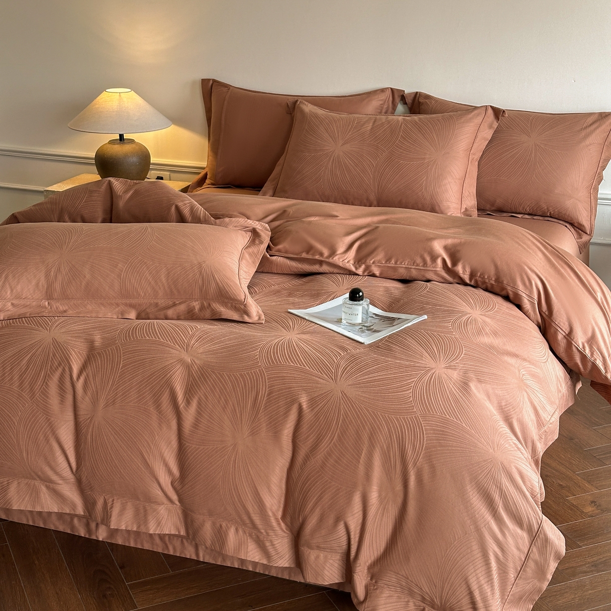 91家纺网 家纺一手货源 找家纺 禾时 2025新款全棉厚织浮雕提花埋绳工艺款四件套 烟火星辰（咖）