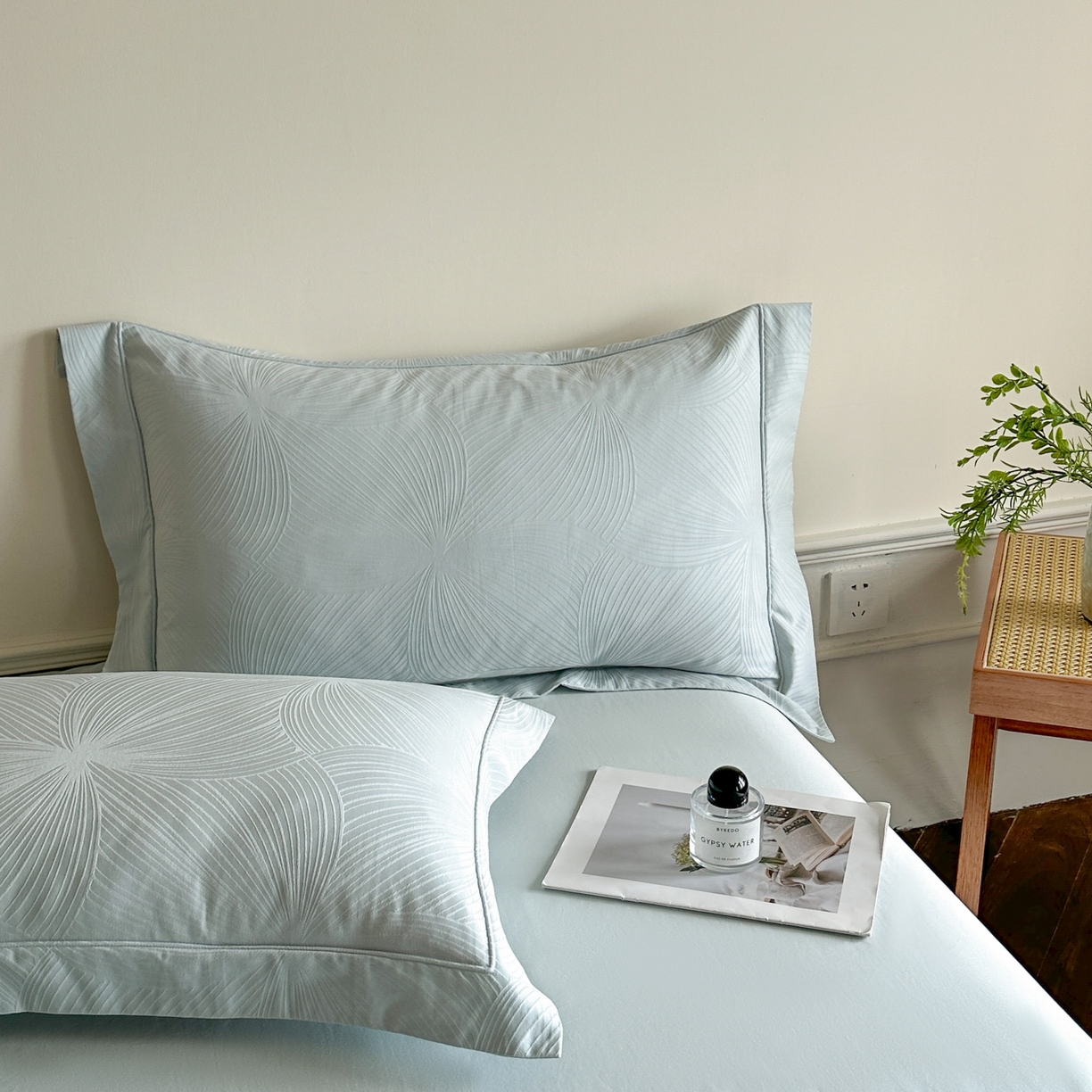 91家纺网 家纺一手货源 找家纺 禾时 2025新款全棉厚织浮雕提花埋绳工艺款四件套 烟火星辰（浅兰）