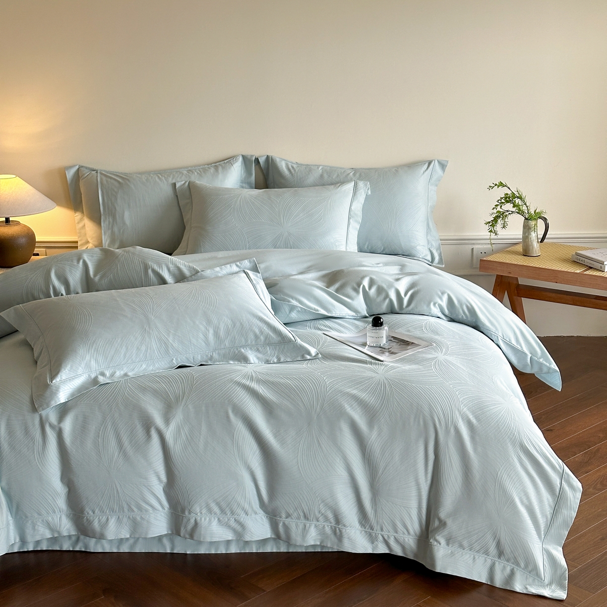 91家纺网 家纺一手货源 找家纺 禾时 2025新款全棉厚织浮雕提花埋绳工艺款四件套 烟火星辰（浅兰）