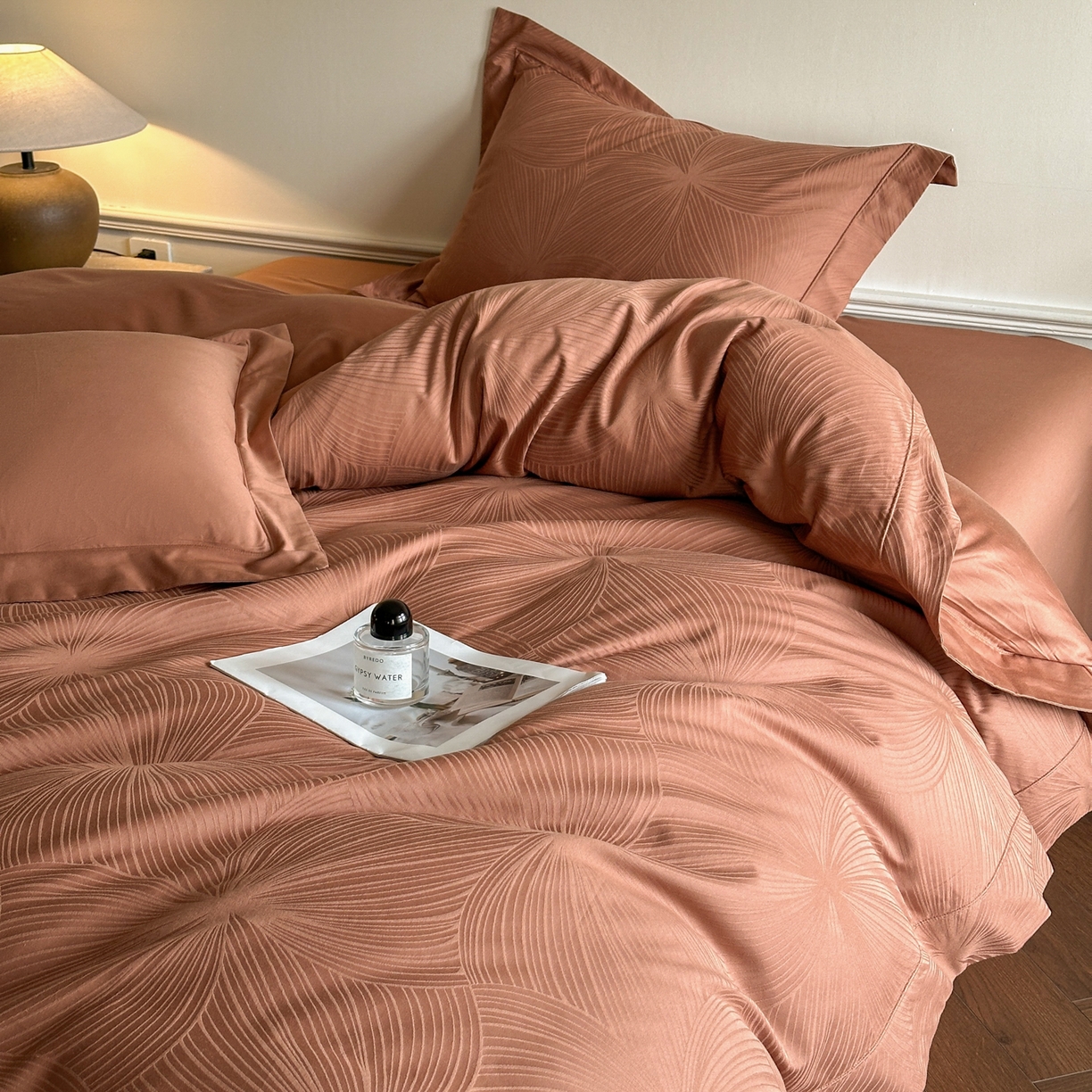 91家纺网 家纺一手货源 找家纺 禾时 2025新款全棉厚织浮雕提花埋绳工艺款四件套 烟火星辰（咖）