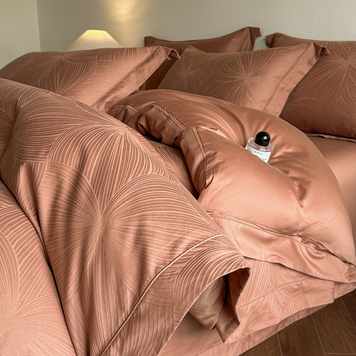 91家纺网 家纺一手货源 找家纺 禾时 2025新款全棉厚织浮雕提花埋绳工艺款四件套 烟火星辰（咖）