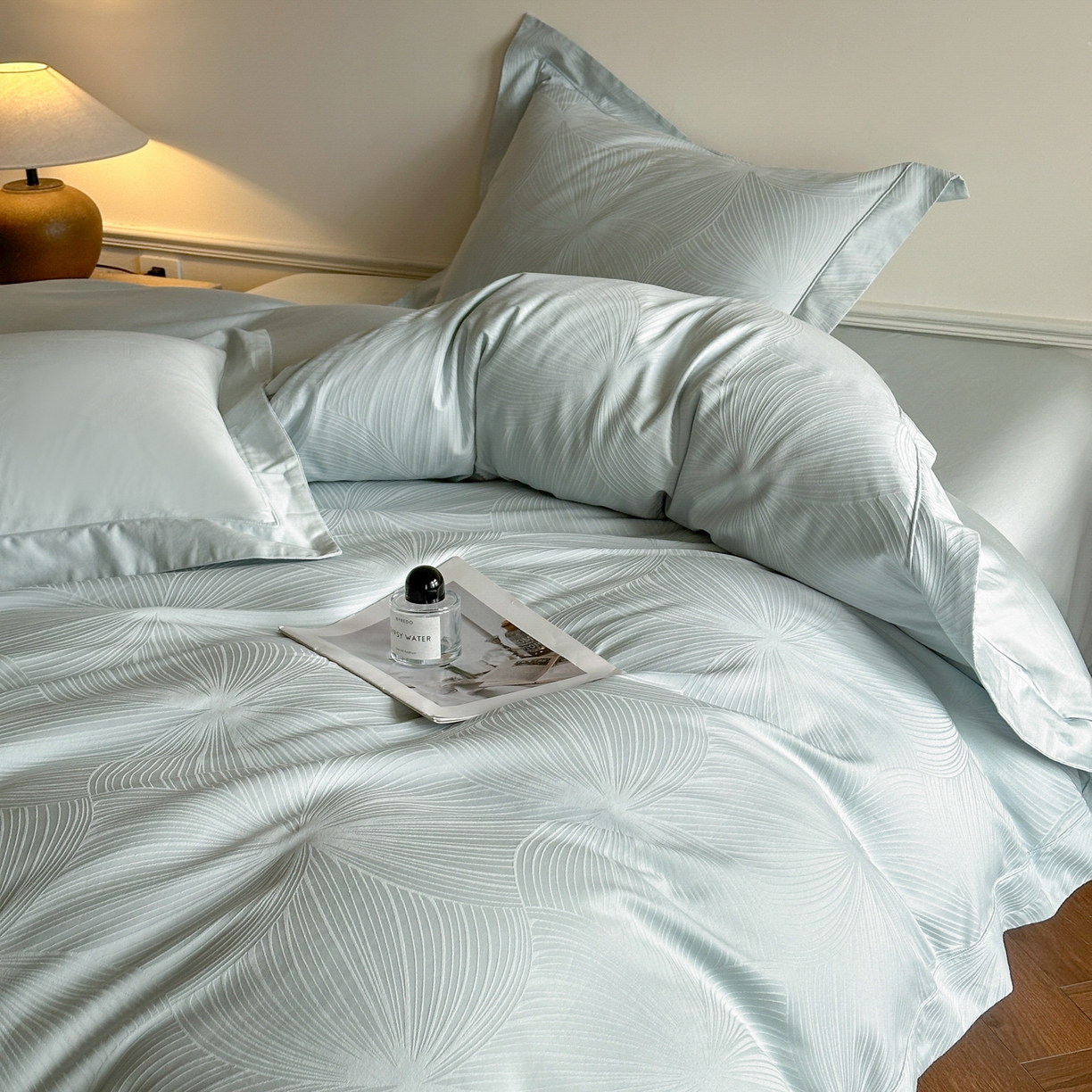 91家纺网 家纺一手货源 找家纺 禾时 2025新款全棉厚织浮雕提花埋绳工艺款四件套 烟火星辰（浅兰）