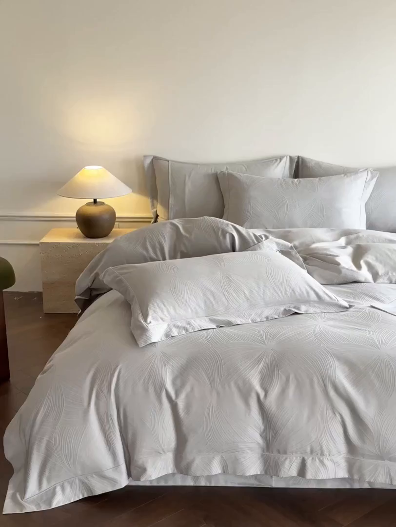 91家纺网 家纺一手货源 找家纺 禾时 2025新款全棉厚织浮雕提花埋绳工艺款四件套 烟火星辰（浅灰）